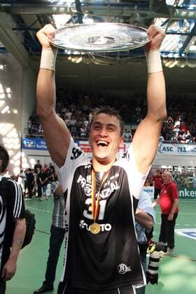 MOMIR ILIC - THW Kiel ist Deutscher Meister 2010 o0 Jubel Freude Medaille Meisterschale