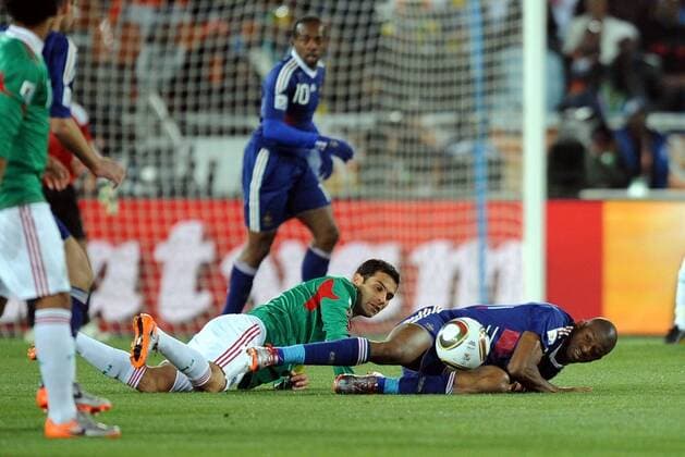 17.06.2010, Polokwane - FIFA Weltmeisterschaft 2010 - Frankreich (blau) vs Mexiko (grün) 0:2 --- Abou DIABY (R) - Rafael MARQUEZ --- AnthonyBibardxFEP 