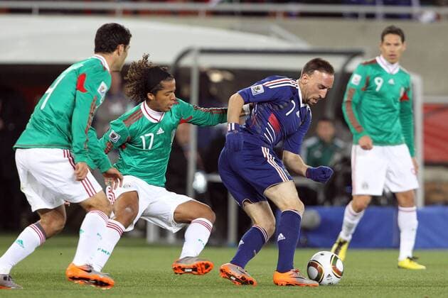 17.06.2010, Polokwane - FIFA Weltmeisterschaft 2010 - Frankreich (blau) vs Mexiko (grün) 0:2 --- Franck Ribery (FRA) und Giovani Dos Santos (MEX) --- EddyLEMAISTRE 