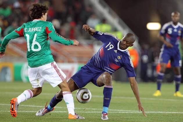 17.06.2010, Polokwane - FIFA Weltmeisterschaft 2010 - Frankreich (blau) vs Mexiko (grün) 0:2 --- Abou Diaby (FRA) und Efrain Juarez (MEX) --- EddyLEMAISTRE 