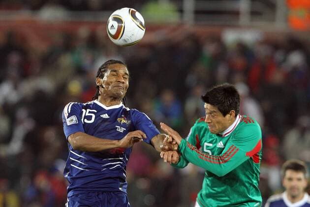 17.06.2010, Polokwane - FIFA Weltmeisterschaft 2010 - Frankreich (blau) vs Mexiko (grün) 0:2 --- Florent Malouda (FRA) und Ricardo Osorio (MEX) --- EddyLEMAISTRE 