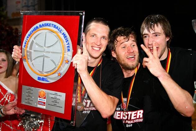17.06.2010, Bamberg - BBL Play Offs 2009 2010 - Playoff Finale - Brose Baskets Bamberg sind Deutscher Meister 2010: Casey Jacobsen ( Bamberg ), links - Anton Gavel ( Bamberg ), mitte - Erik Land ( Bamberg ), rechts mit Meistertafel o0 Objekte Pokal Trophäe Jubel Freude