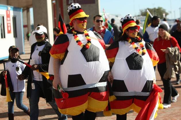 German soccer fans arrive at the Nelson Mandela Bay Stadium in Port Elizabeth Gallo013 o0 GER, Gesichtsbemalung, Bemalung, bemalt, Landesfarben