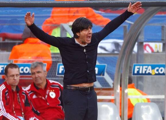 FUSSBALL WM 2010 VORRUNDE Gruppe D 18.06.2010 Deutschland - Serbien Bundestrainer Joachim LÖW (Deutschland) engagiert am Spielfeldrand  o0 Nationaltrainer, Trainer, Wut, Spannung,