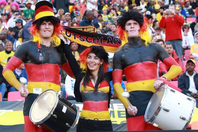 FIFA WM 2010, Vorrunde, Gruppe D, Deutschland, Nelson Mandela Bay Stadium Port Elizabeth - Deutsche Fans, o0 Zuschauer, nackt, Gesichtsbemalung, Bemalung, bemalt, Körperbemalung, Landesfarben