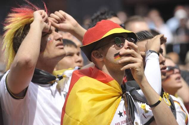 Deutsche Fußballfans verfolgen ein Vorrundenspiel Deutschlands anlässlich der Fußball-Weltmeisterschaft 2010 in der Kulturbrauerei in Berlin-Prenzlauer Berg Fußball WM - Fußballfans in Berlin o0 pessimistisch Landesfarben