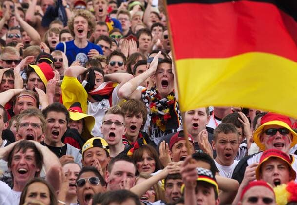 Fussball WM Berlin 18.06.2010 Fanmeile in Berlin vor dem Olympiastadion Olympischer Platz - Deutsche Fans