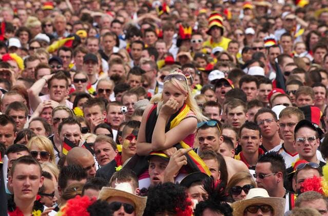 Fussball WM Berlin 18.06.2010 Fanmeile in Berlin vor dem Olympiastadion Olympischer Platz - Deutsche Fans