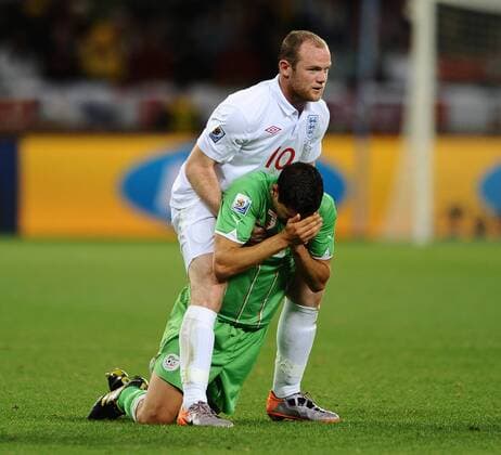 Football - 2010 FIFA World Cup - England vs. Algeria England s Wayne Rooney (L) picks up Karim Matmour of Algeria believing him to be wasting time following a foul at Green Point Stadium, Cape Town  o0 kurios, Spannung, Eile,