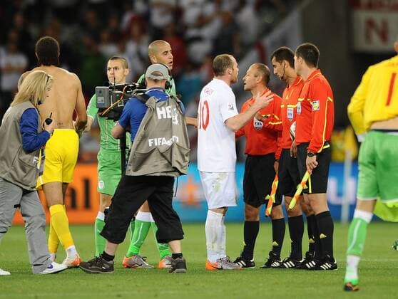Wayne Rooney (England, 4.v.re.) reklamiert beim Schiedsrichtergespann, v.re.: Linienrichter Rafael Ilyasov (UZB), SCHiedsrichter Ravshan Irmatov (UZB) und Linienrichter Bakhadyr Kochkarov (KGZ), daneben Madjid Bougherra (Algerien, Mitte)  o0 reklamieren, beschweren, meckern, pessimistisch