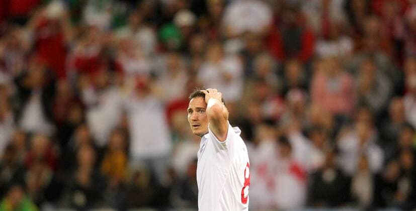 England s Frank Lampard gestures during the 2010 World Cup Group C match against Algeria in Cape Town  o0 Enttäuschung,