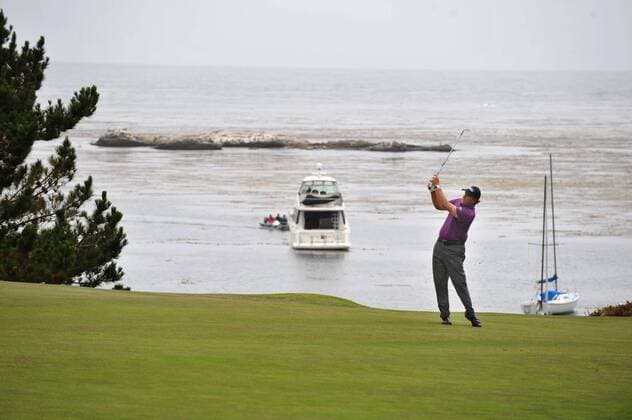 Phil Mickelson (USA) hits his approach shot on the 6th hole in the second round of the U.S. Open in Pebble Beach, California on June 18, 2010. Mickelson birdied the hole  PBP2010061820 o0 Wasser, Meer, Ozean