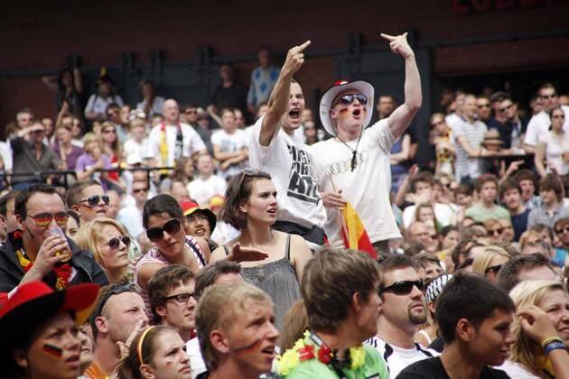 18.06.2010 - Deutsche Fans beim Public Viewing in der Kulturbrauerei in Berlin während der WM 2010