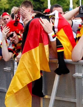 Berlin, 18. Juni 2010 - FIFA Fan Fest während der WM 2010 mit Deutschen Fans auf dem Olympischen Platz 