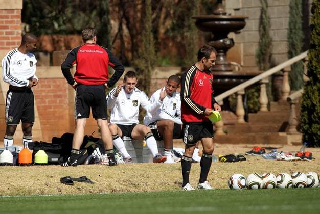PRETORIA, Training, Velmore Grande Hotel 19.06.2010, v.li.: Cacau, Torwarttrainer Köpke, Miroslav Klose, Dennis Aogo und Co Trainer Hans Dieter Flick o0 Hansi