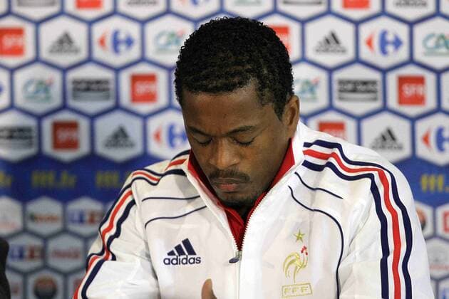 Patrice Evra (Frankreich) anlässlich der Pressekonferenz zur Suspendierung Nicolas Anelkas - Media Centre - Knysna - EddyLEMAISTRE -  o0 Nachdenklichkeit, Enttäuschung,