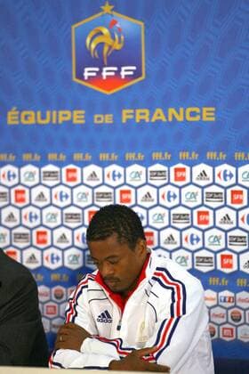 Patrice Evra (Frankreich) anlässlich der Pressekonferenz zur Suspendierung Nicolas Anelkas - Media Centre - Knysna - EddyLEMAISTRE -  o0 Nachdenklichkeit, Enttäuschung, Logo, Emblem Aufmacher