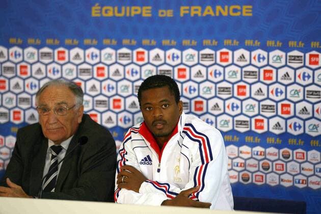 Jean Pierre Escalettes (li.), Präsident des französischen Fußballverbandes FFF, und Patrice Evra (beide Frankreich) anlässlich der Pressekonferenz zur Suspendierung Nicolas Anelkas - Media Centre - Knysna - EddyLEMAISTRE -  o0 Funktionär