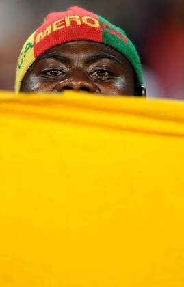 June 19, 2010 - Pretoria,- A Cameroon fan attends the FIFA World Cup 2010 soccer match at Loftus Versfeld Stadium on June 18, 2010 in Pretoria. - ZUMAgh1 o0 Einzelbild Versenkung Blick Augen Kopfbedeckung Fanmütze Mütze