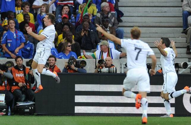 NELSPRUIT, June 20, 2010 -- New Zealand s Shane Smeltz (L) celebrates his goal during the 2010 World Cup Group F football match at Mbombela stadium in Nelspruit, June 20, 2010. ---  o0 NZL Jubel Freude Emotionen