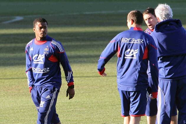 Patrice Evra (li.) und Konditionstrainer Robert Duverne (2.v.re.) geraten vor dem öffentlichen Training aneinander, Nationaltrainer Raymond Domenech (re., alle Frankreich) versucht zu schlichten - EddyLEMAISTRE -  o0 Trainingsstreik, Streit, streiten, Auseinandersetzung, Meinungsverschiedenheit,