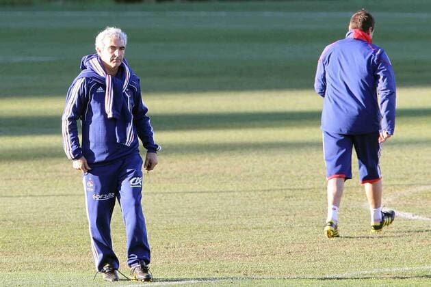 Nationaltrainer Raymond Domenech (li.) und Konditionstrainer Robert Duverne (beide Frankreich) nach dessen Rangelei im Training - EddyLEMAISTRE -  o0 Trainingsstreik, Abgang, Trainer, Wut, pessimistisch, Spannung, Aufmacher