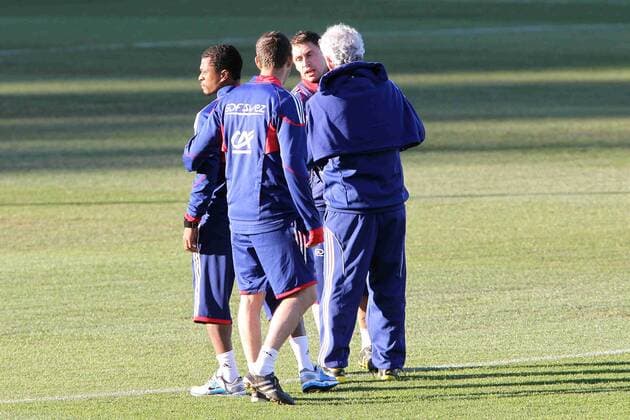 Patrice Evra (li.) und Konditionstrainer Robert Duverne (2.v.re.) geraten vor dem öffentlichen Training aneinander, Nationaltrainer Raymond Domenech (alle Frankreich, re.) versucht zu schlichten - EddyLEMAISTRE -  o0 Trainingsstreik, Streit, streiten, Auseinandersetzung, Meinungsverschiedenheit,