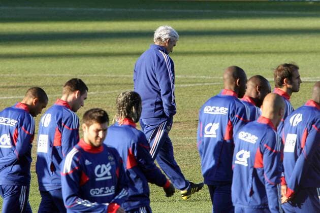 Nationaltrainer Raymond Domenech (FRA) wendet sich von seinen Spielern ab - EddyLEMAISTRE -  o0 Trainingsstreik, Trainer, pessimistisch, Spannung, Aufmacher