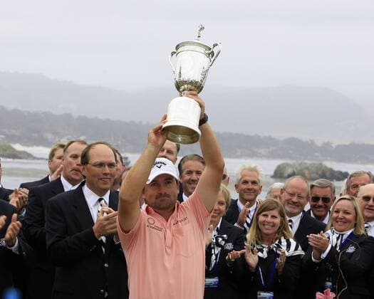 June 20, 2010: US OPEN Champion Graeme McDowell (Northern Ireland) with the US OPEN Trophy on the 18th green,after the final round of the 110th US Open at Pebble Beach Golf Links, Pebble Beach California. . - ZUMAcj3 o0 Mc Dowell, Jubel, Freude, Pokal, Trophäe, Objekte, Siegerehrung