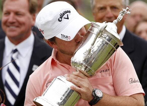 June 20, 2010 - Pebble Beach, California, U.S. - Graeme McDowell, of Northern Ireland, kisses the trophy on the Eighteenth Green after winning final round of the 110th U.S. Open at Pebble Beach Golf Links. - ZUMAhe1 o0 Mc Dowell, Jubel, Freude, Siegerehrung, Pokal, Trophäe, Objekte
