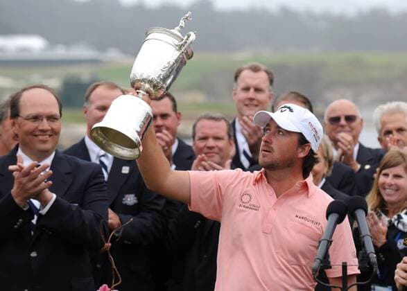 Graeme McDowell of Northern Ireland holds the U.S. Open trophy after winning the 110th U.S. Open in Pebble Beach, California on June 20, 2010. McDowell shot 3-over par for the day to finish even for the tournament with a 284. PBP20100620335 o0 PGA Tour, Mc Dowell, Jubel, Freude, Sieg, Sieger, Siegerehrung, Pokal, Trophäe, Objekte