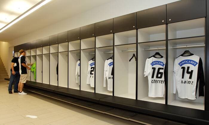 FUSSBALL - BL, Sturm, Tag der offenen Tuer GRAZ,AUSTRIA,18.JUN.10 - FUSSBALL - tipp3 Bundesliga powered by T-Mobile, SK Sturm Graz, Eröffnung Trainingszentrum Messendorf. Bild zeigt die Umkleidekabine.  o0 Kabine, Umkleide, Sportstätte