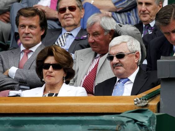 Wimbledon 2010,Sport, Tennis, ITF Grand Slam Tournament, Vater Robert und Mutter Lynette von Roger Federer SUI in der Royal Box, Zuschauer auf der Tribuene, o0 Eltern