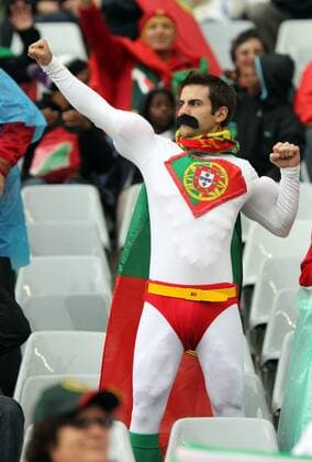 Portugal Fan als Supermann Gallo12 o0 Fan Publikum kurios Kostüm Superman