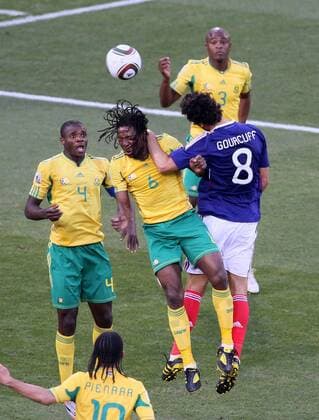 France s Yoann Gourcuff elbows South Africa s MacBeth Sibaya and gets sent off FIFA World Cup 2010 Group A France (FRA blue) vs South Africa (RSA yellow) 22nd June, 2010 EDITORIAL USE ONLY. No use with unauthorised audio, video, data, fixture lists, club league logos or live services. Online in-match use limited to 120 images, no video emulation. No use in betting, games or single club league player publications. o0 Duell Kampf Foul rote Karte Mac Beth