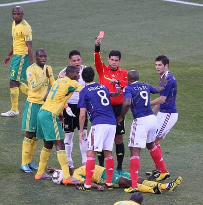 France s Yoann Gourcuff elbows South Africa s MacBeth Sibaya and gets sent off from referee Oscar Ruiz (COL) FIFA World Cup 2010 Group A France (FRA blue) vs South Africa (RSA yellow) 22nd June, 2010 EDITORIAL USE ONLY. No use with unauthorised audio, video, data, fixture lists, club league logos or live services. Online in-match use limited to 120 images, no video emulation. No use in betting, games or single club league player publications. o0 rote Karte Foul Verletzung Mac Beth