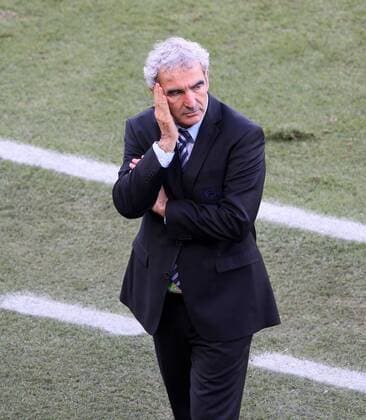 France s coach Raymond Domenech looks on dejected FIFA World Cup 2010 Group A France (FRA blue) vs South Africa (RSA yellow) 22nd June, 2010 EDITORIAL USE ONLY. No use with unauthorised audio, video, data, fixture lists, club league logos or live services. Online in-match use limited to 120 images, no video emulation. No use in betting, games or single club league player publications. o0 Nationaltrainer Nachdenklichkeit