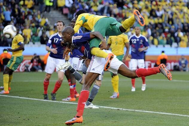 Tor zum 1-0 von Bongani KHUMALO (RSA) gegen William GALLAS (FRA) ,Kopfball --- Frankreich (blau) vs Südafrika (gelb) 1:2 o0 South Africa