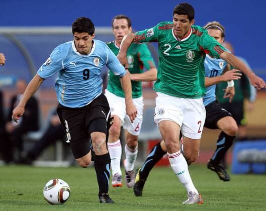 22.06.2010, Rustenburg - FIFA Weltmeisterschaft 2010 - Mexiko (grün) vs Uruguay (blau) 0:1 --- Bild zeigt Luis Suarez (URU) und Francisco Rodriguez (MEX). 