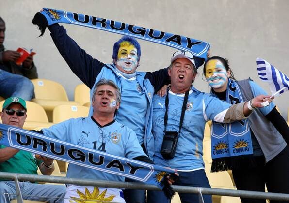 22.06.2010, Rustenburg - FIFA Weltmeisterschaft 2010 - Bild zeigt Fans aus Uruguay.  o0 Fangruppe Gesichtsbemalung Bemalung Landesfarben Objekte Schal Fanschal