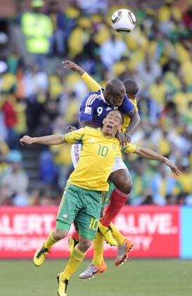 France s Djibril Cisse (C) fights for the ball with South Africa s Steven Pienaar (Front) during a Group A match between France and South Africa at the 2010 World Cup football match in Bloemfontein - 