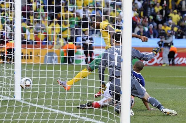 Tor zum 2-0 durch Katlego MPHELA (RSA) gegen Hugo LLORIS (FRA),Torwart . - Frankreich (FRA) - Südafrika (RSA) 1:2