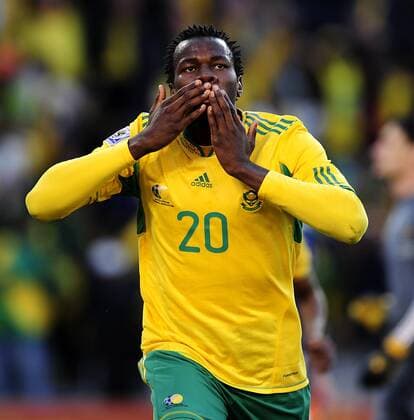 22.06.2010, Fußball-WM 2010 in Südafrika, Frankreich - Südafrika, im Freestate-Stadion in Bloemfontein. Torjubel Bongani Khumalo (RSA). - 