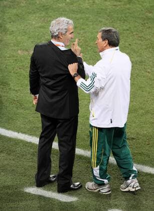 Frankreich Coach Raymond Domenech (L) verweigert Trainer Carlos Alberto Parreira (Südafrika) den Handschlag nach Spielende, FIFA World Cup 2010 Group A France v South Africa EDITORIAL USE ONLY. No use with unauthorised audio, video, data, fixture lists, club league logos or live services. Online in-match use limited to 120 images, no video emulation. No use in betting, games or single club league player publications.