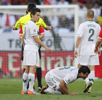 (100623) -- PORT ELIZABETH, June 23, 2010 () -- Slovenia s Aleksandar Radosavljevic (Bottom) kneels down, left: Robert KOREN during the 2010 World Cup Group C soccer match against England at Nelson Mandela Bay stadium in Port Elizabeth, June 23, 2010. - 