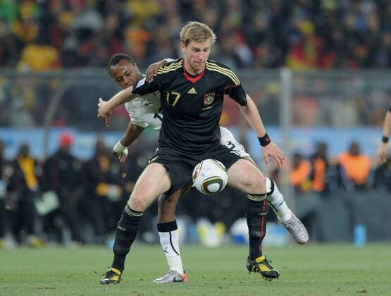 FUSSBALL WM 2010 VORRUNDE Gruppe D 23.06.2010 Ghana - Deutschland, Per MERTESACKER (vorn, Deutschland) gegen Andre AYEW (Ghana) Dede o0 DFB