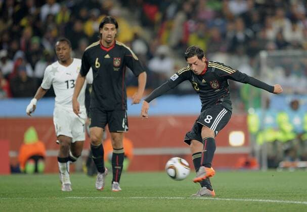 Gruppe D 23.06.2010, Ghana - Deutschland: Tor zum 0-1 durch Mesut OEZIL (re, Deutschland) beobachtet von Sami KHEDIRA (hinten mitte, Deutschland) und Andre Dede AYEW (hinten li,Ghana) Dede