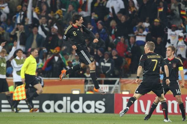 Mesut Özil (L) jubelt mit Bastian Schweinsteiger (Mitte) und Philipp Lahm (alle GER) - FIFA WM 2010 - Deutschland - Ghana 1:0 in Johannesburg -  (061658)
