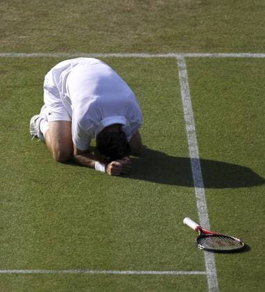 Wimbledon 2010,Sport, Tennis, ITF Grand Slam Tournament, Nicolas Mahut (FRA) lässt sich enttäuscht zu Boden fallen - Sein Match gegen John Isner (USA) musste wegen Dunkelheit beim Stande von 59:59 abgebrochen werden - Ende des Spiels am nächsten Tag mit 70:68