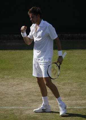 Wimbledon 2010,Sport, Tennis, ITF Grand Slam Tournament, Nicolas Mahut (FRA) macht die Faust und jubelt - Sein Match gegen John Isner (USA) musste wegen Dunkelheit beim Stande von 59:59 abgebrochen werden - Ende des Spiels am nächsten Tag mit 70:68